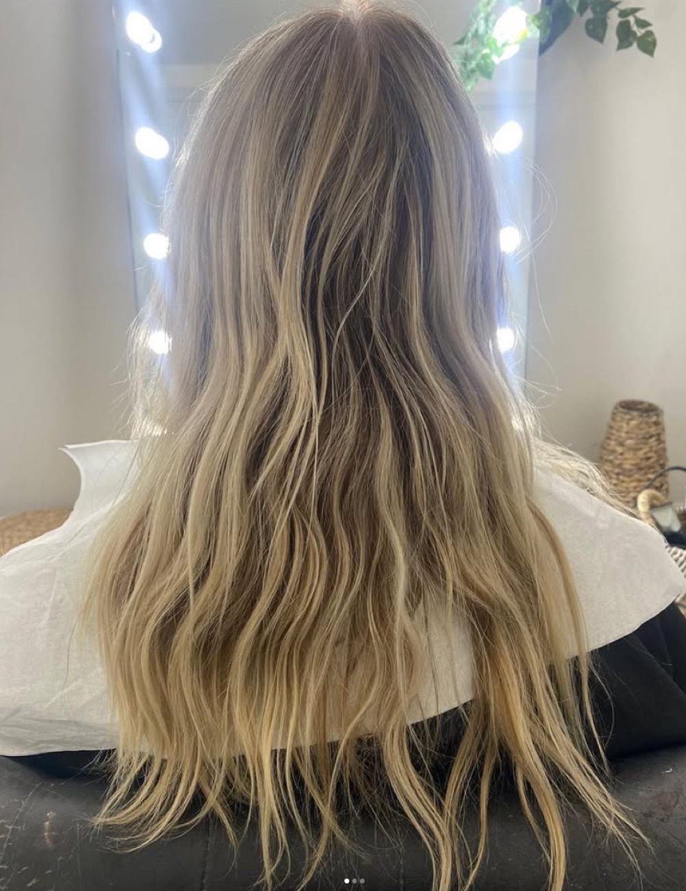 Balayage rubio con ondas naturales