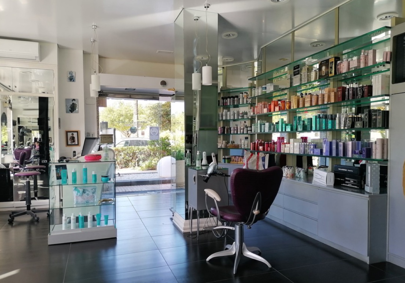 Interior del salón con tocadores y expositor de productos